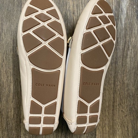 Cole Haan Women's Evelyn Driver. White/natural with gold bow. Size 7.5 - Picture 3 of 3